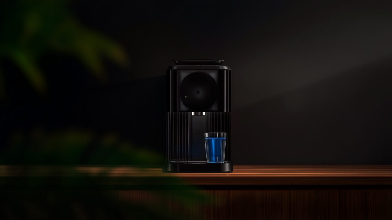 Générateur d'eau atmosphérique noir sur plan de travail bois, ambiance sombre