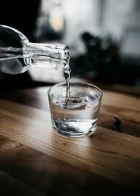 bouteille versant de l'eau dans un verre